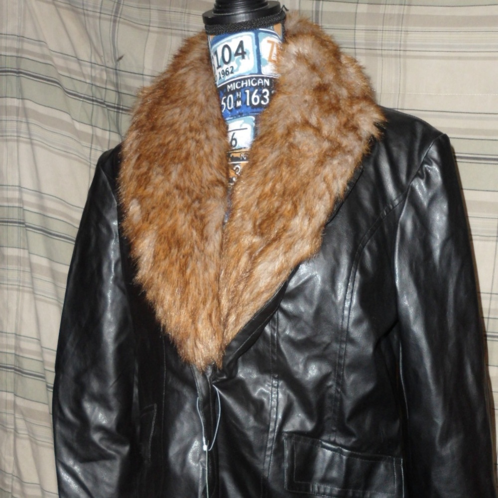 NWT Cute Ladies Faux Fur & Leather Coat Sz Large